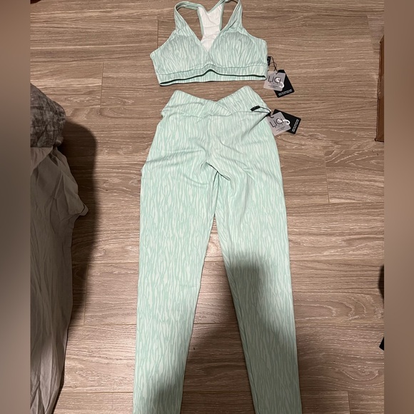 LiCi Fit Mint Zebra V-Cut Scrunch Legging and Regular Bra - Picture 1 of 6